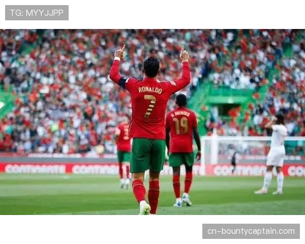 特写:看台上,因红牌停赛的C罗焦急指挥着队友 特写:看台上,因红牌停赛的C罗焦急指挥着队友